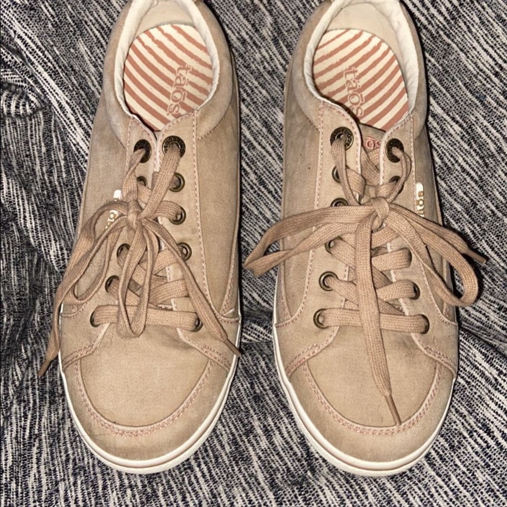 Taos tennis shoes, like new